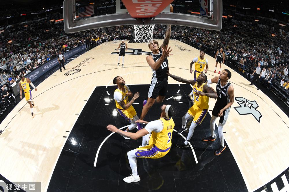 超越球场的 超越球场的